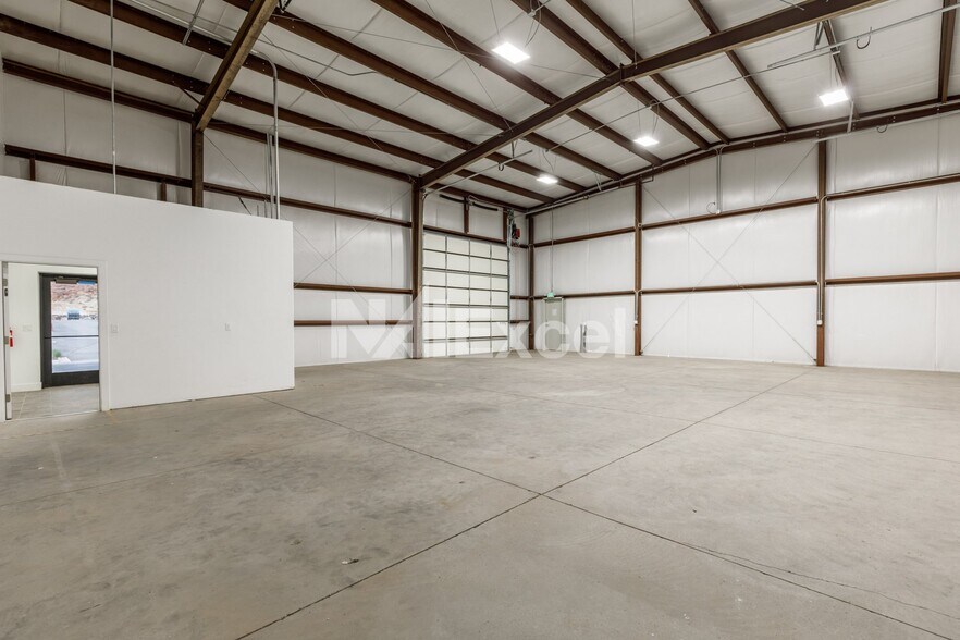 More Photos Of 373 Commerce Dr, Hurricane Warehouse For Lease