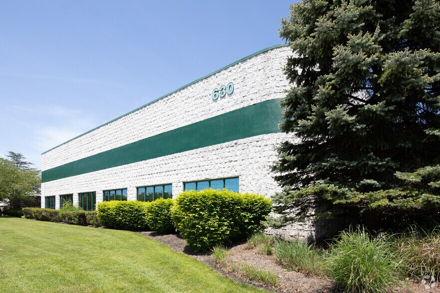 More Photos Of 630 Broadway Ave, Holbrook Warehouse For Lease