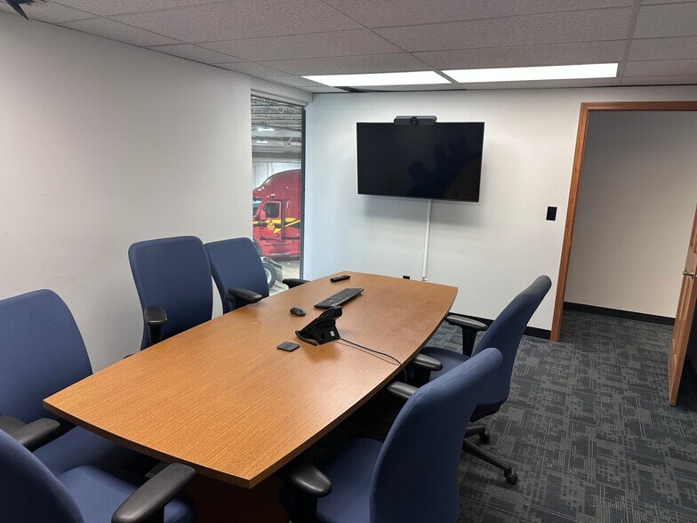More Photos Of 5325 NE 14th St, Des Moines Showroom For Lease