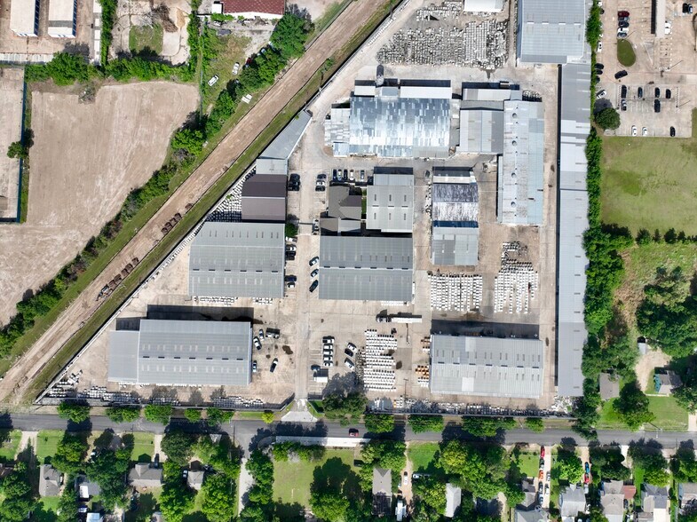 More Photos Of 301 Pleasant Dr, Dallas Warehouse For Lease