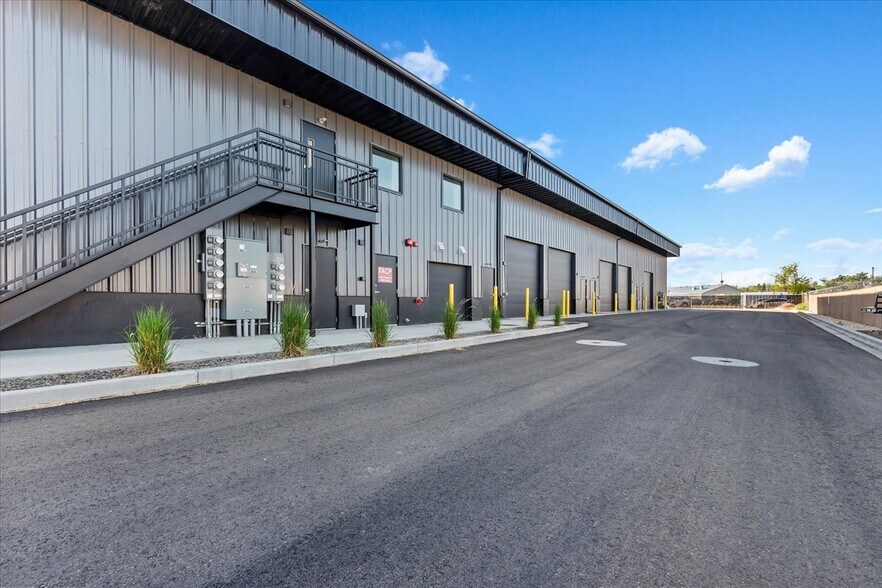 More Photos Of 2945 Badger Dr, Nampa Flex For Lease