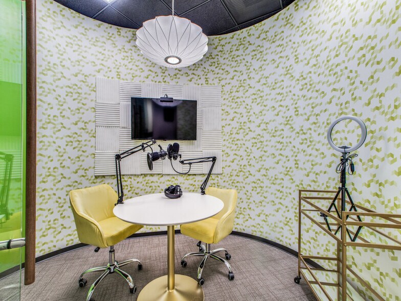 More Photos Of 1000 Main St, Houston Coworking Space