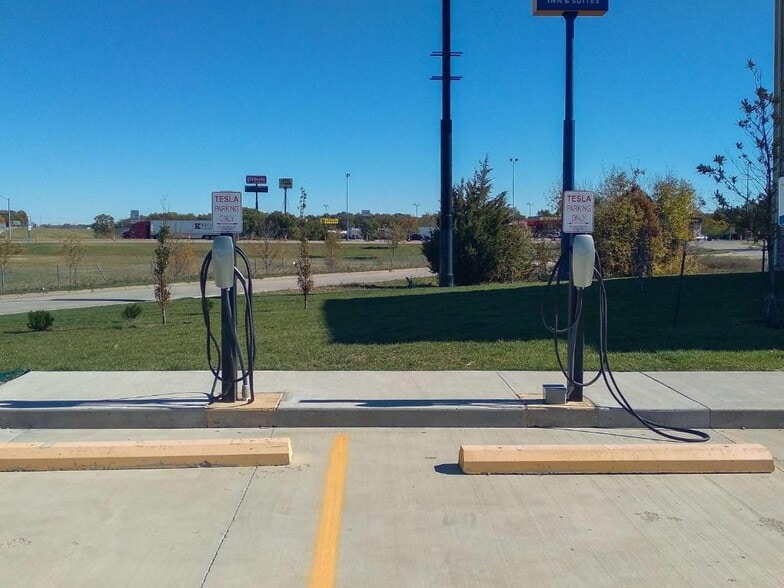 More Photos Of 1949 N 9th St, Salina Hotel For Sale