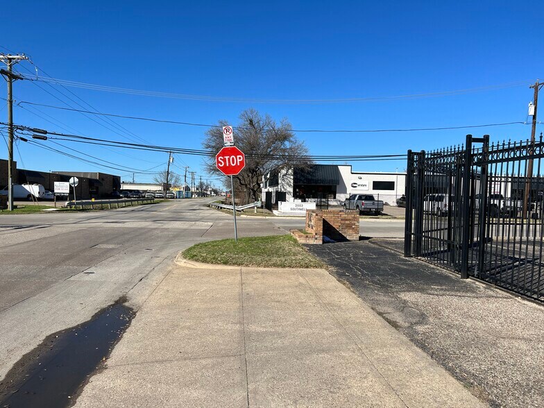 More Photos Of 11142 Shady Trl, Dallas Flex For Lease