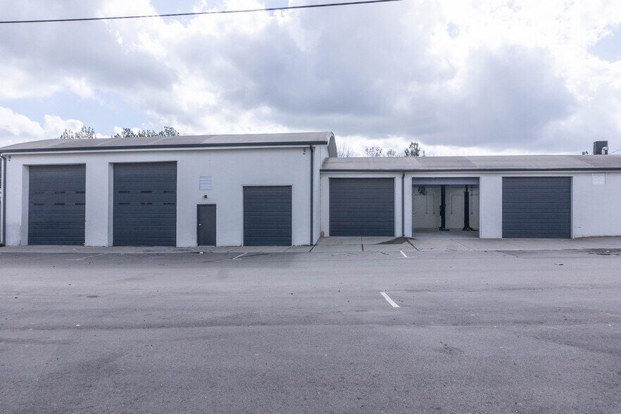 More Photos Of 122 Atando Ave, Charlotte Service For Lease