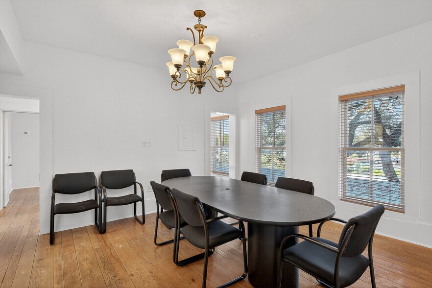 More Photos Of 119 Avenue G, Marble Falls Office For Sale