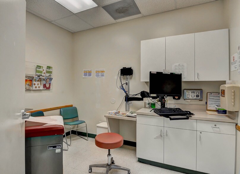More Photos Of 17909 Soledad Canyon Rd, Santa Clarita Medical For Lease