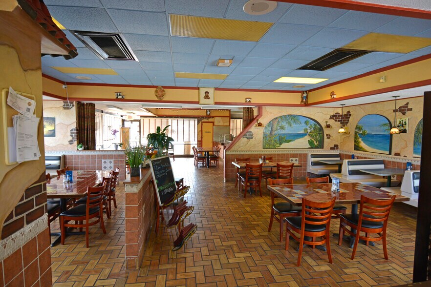 More Photos Of 101 N Us-17, Palatka Drugstore For Sale