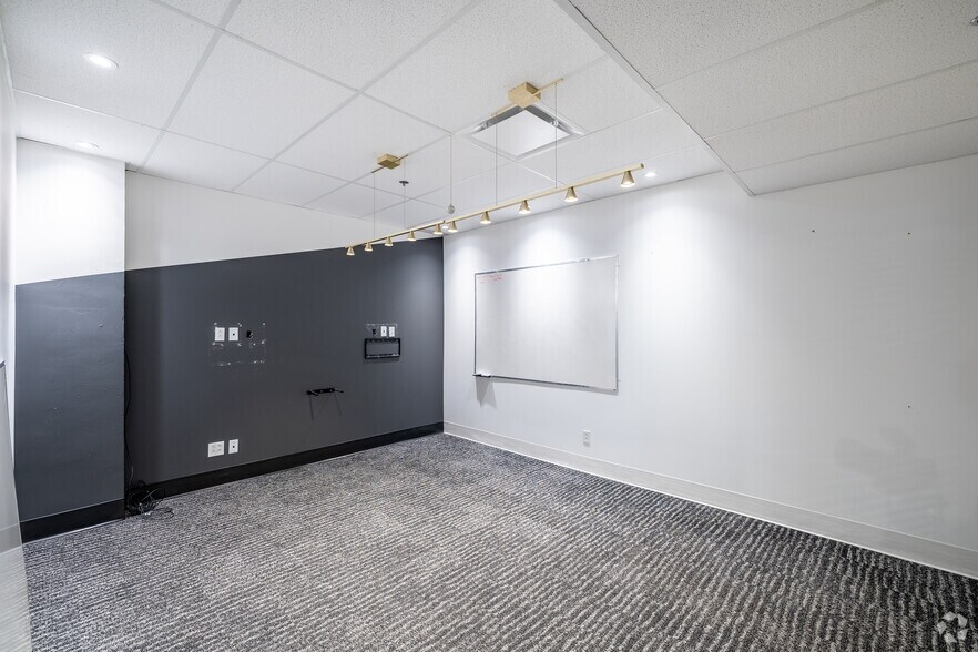 More Photos Of 350-390 Rue Sainte-Catherine O, Montréal Loft Creative Space For Lease