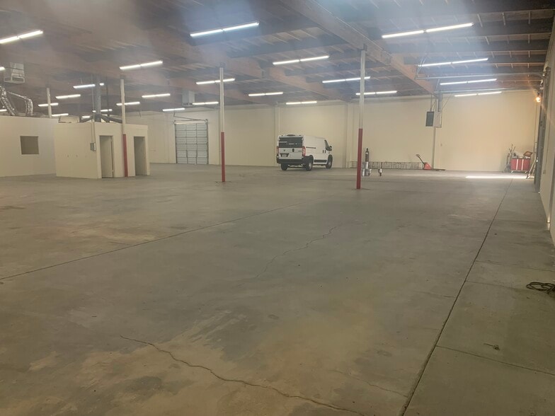 More Photos Of 15044-15054 Keswick St, Van Nuys Warehouse For Lease