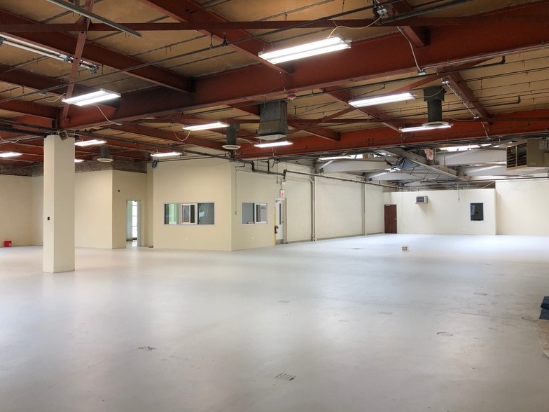 More Photos Of 2740 W Washington Blvd, Bellwood Manufacturing For Lease