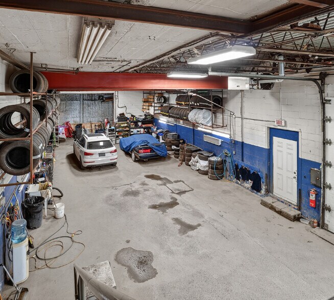 More Photos Of 3812 Rue Jarry E, Montréal Auto Repair For Sale