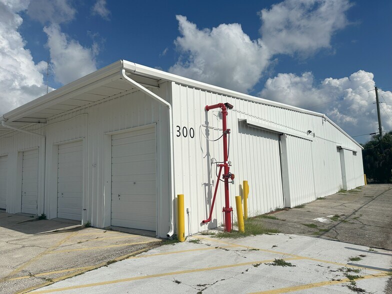 Primary Photo Of 300 Racetrack Rd N, Oldsmar Warehouse For Lease
