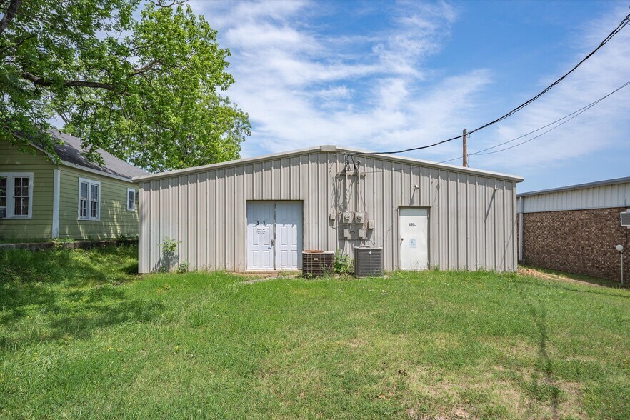 More Photos Of 203 N Spring St, Grand Saline Office For Sale