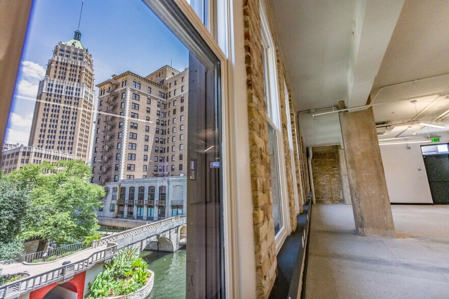 More Photos Of 200 Main Plz, San Antonio Office For Lease