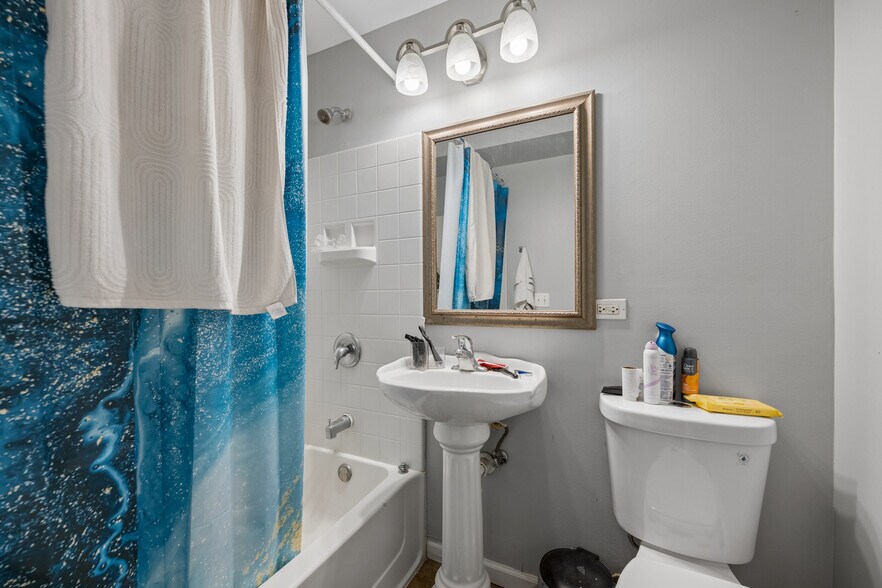 More Photos Of 3001 Prairie St, Franklin Park Apartments For Sale
