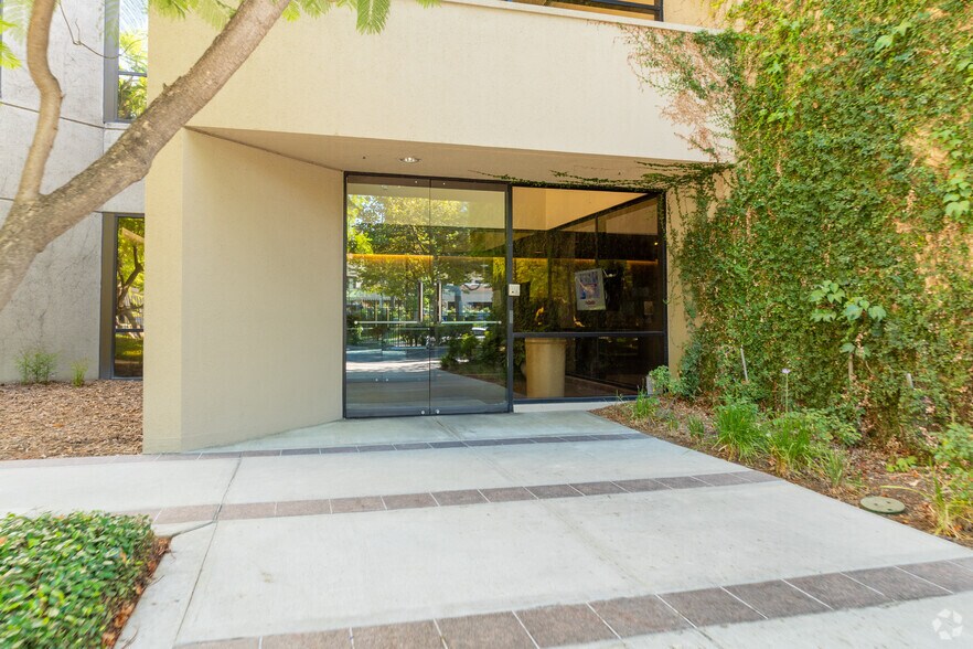 More Photos Of 21255 Califa St, Woodland Hills Office For Sale