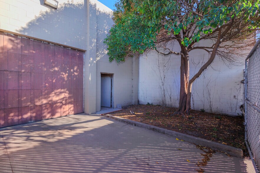 More Photos Of 1093 Montgomery Ave, San Bruno Service For Sale