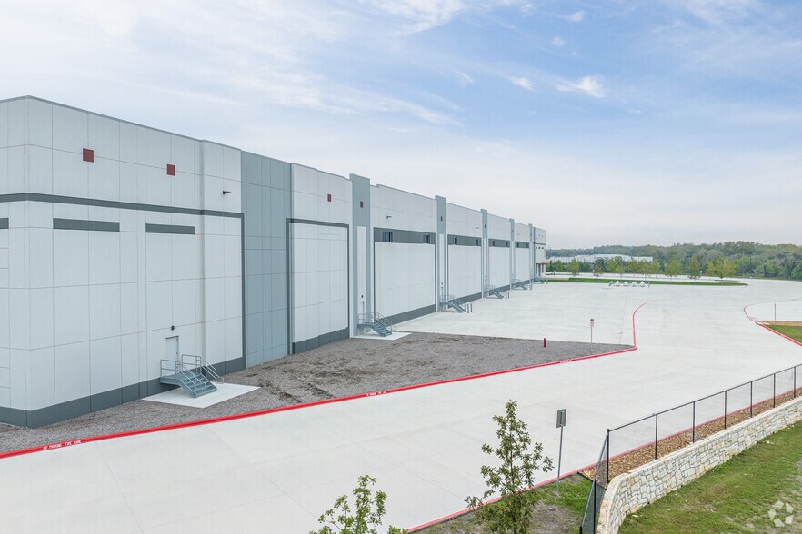 More Photos Of 542 SE Loop 410, San Antonio Warehouse For Lease