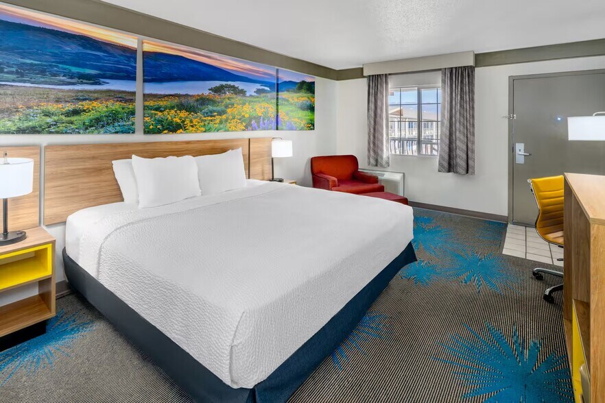 More Photos Of 903 Main St, Delta Hotel For Sale