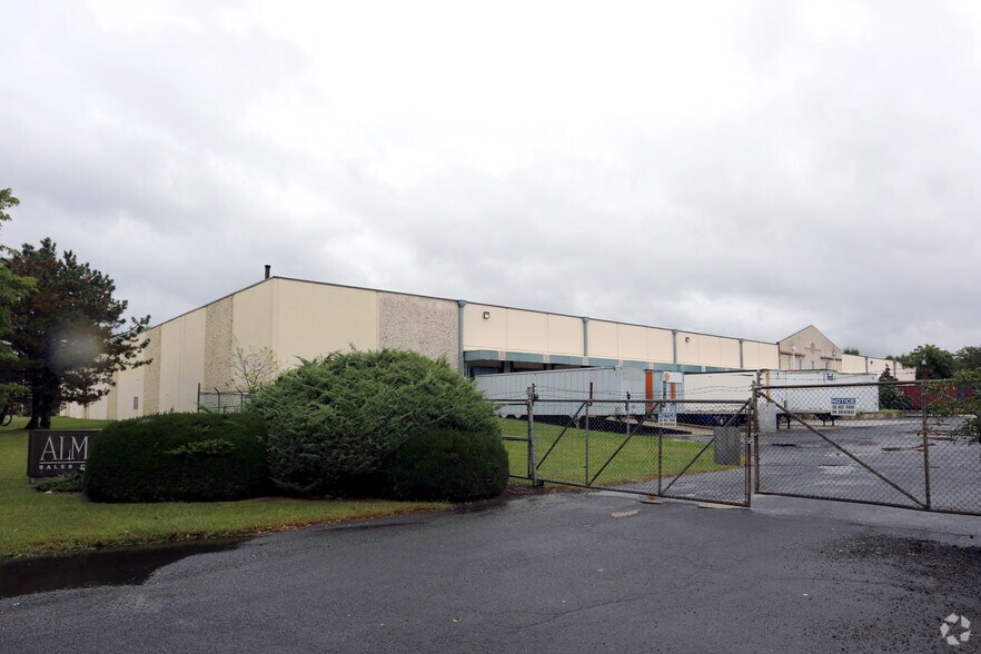 More Photos Of 10 Progress St, Edison Warehouse For Lease