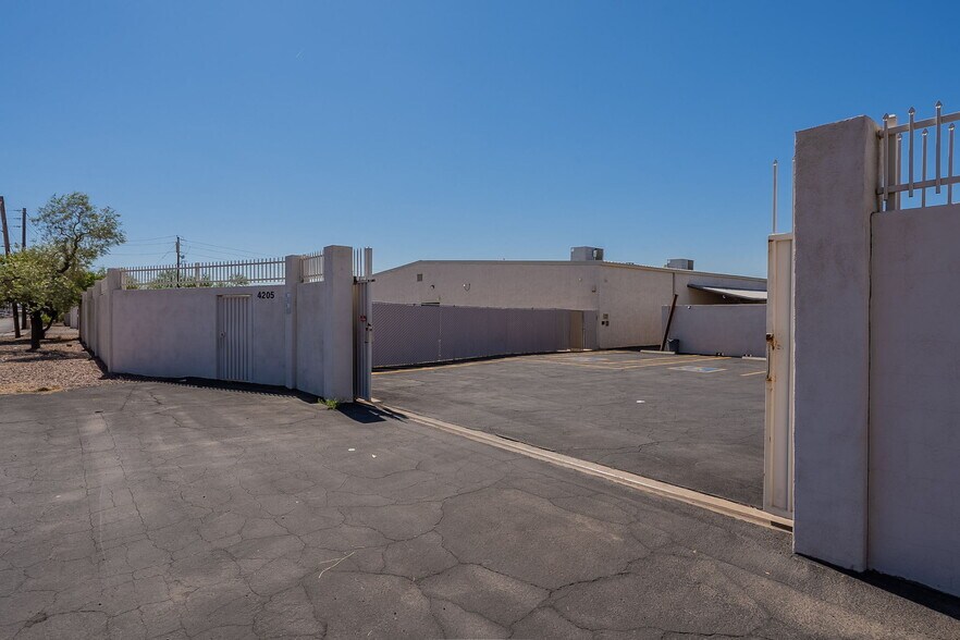 More Photos Of 4205 W Glenrosa Ave, Phoenix Warehouse For Lease