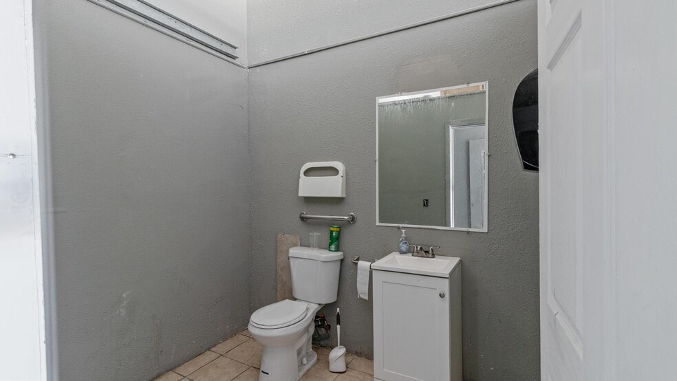 More Photos Of 2621 S Chestnut Ave, Fresno Freestanding For Sale