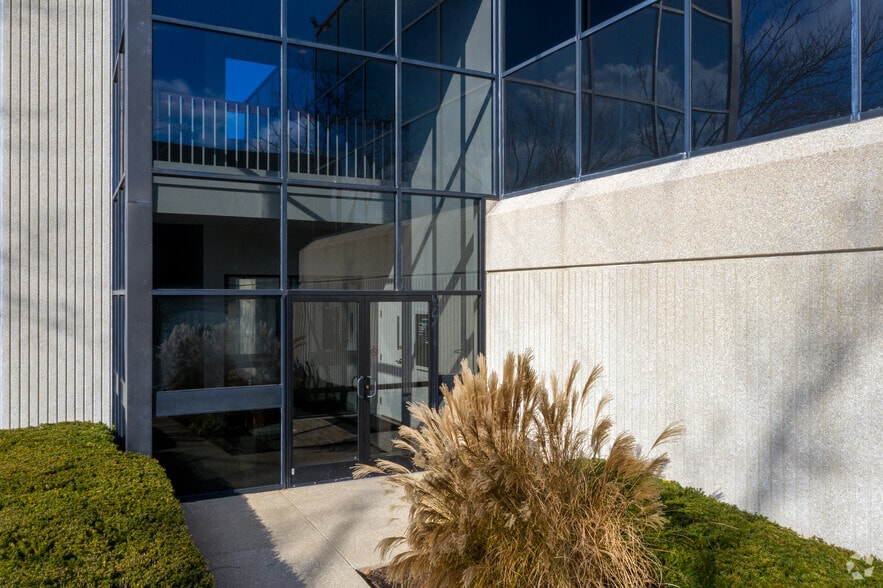 More Photos Of 861 Corporate Dr, Lexington Office For Lease