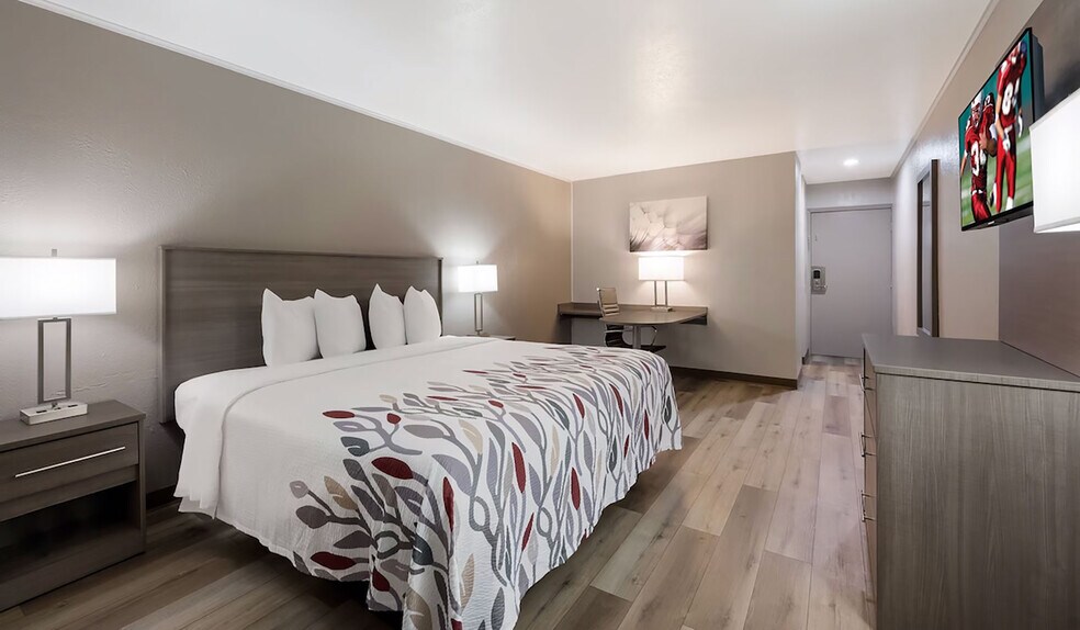 More Photos Of 203 N I-45, Madisonville Hotel For Sale