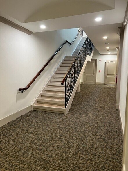 More Photos Of 3-7 Pondfield Rd, Bronxville Storefront Retail Office For Lease