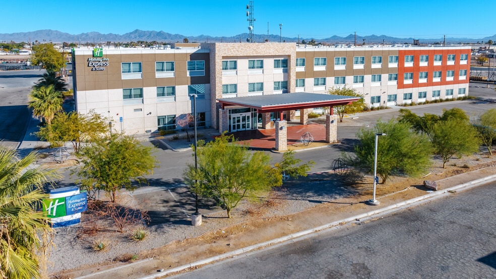 More Photos Of 650 W Wells St, Blythe Hotel For Sale