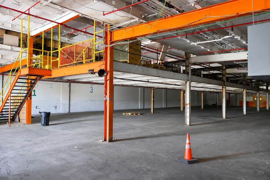 More Photos Of 1811 LeMoyne Ave, Syracuse Warehouse For Lease