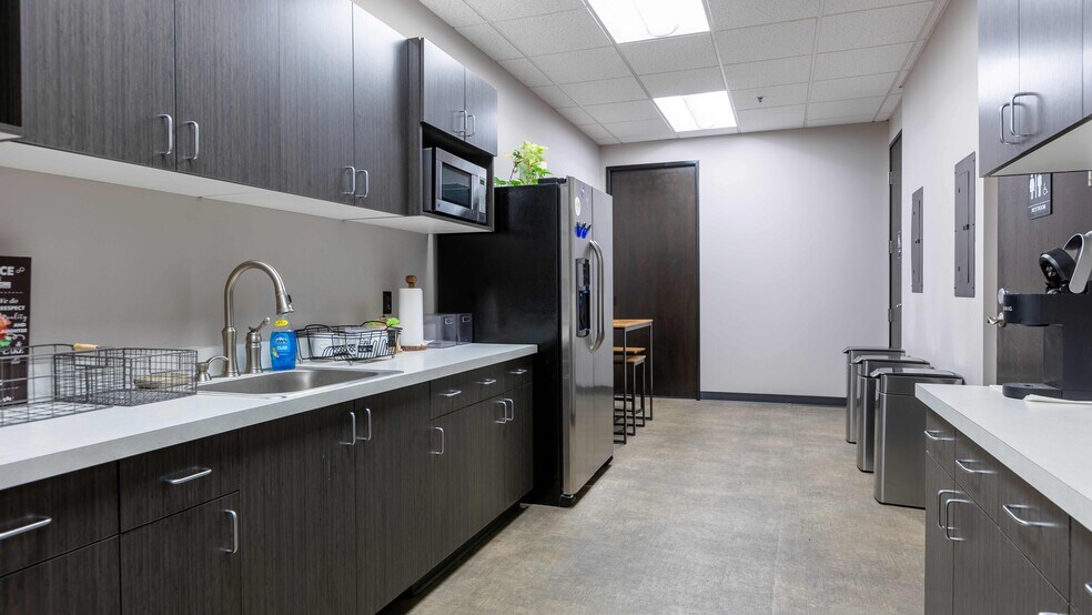 More Photos Of 5293 NE Elam Young Pky, Hillsboro Showroom For Sale