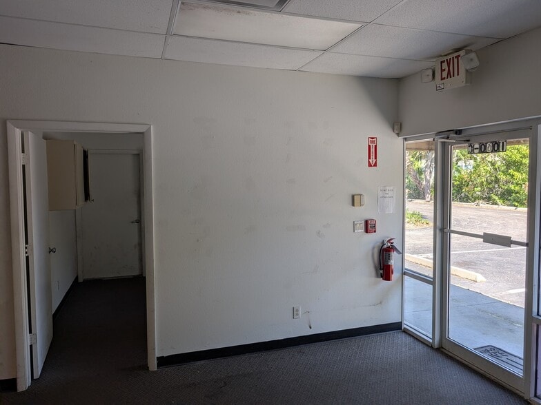 More Photos Of 1052-1060 Endeavor Ct, Nokomis Warehouse For Lease