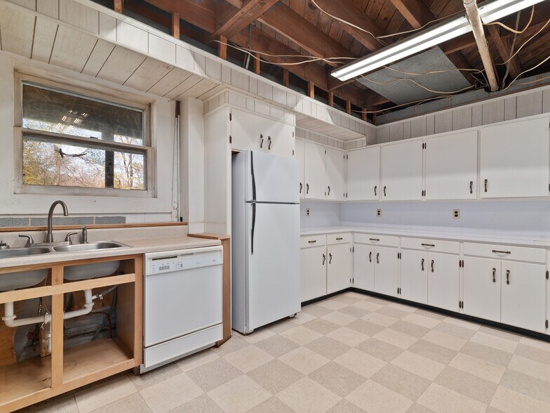 More Photos Of 62 Birdsong Trail, Waynesville Specialty For Lease