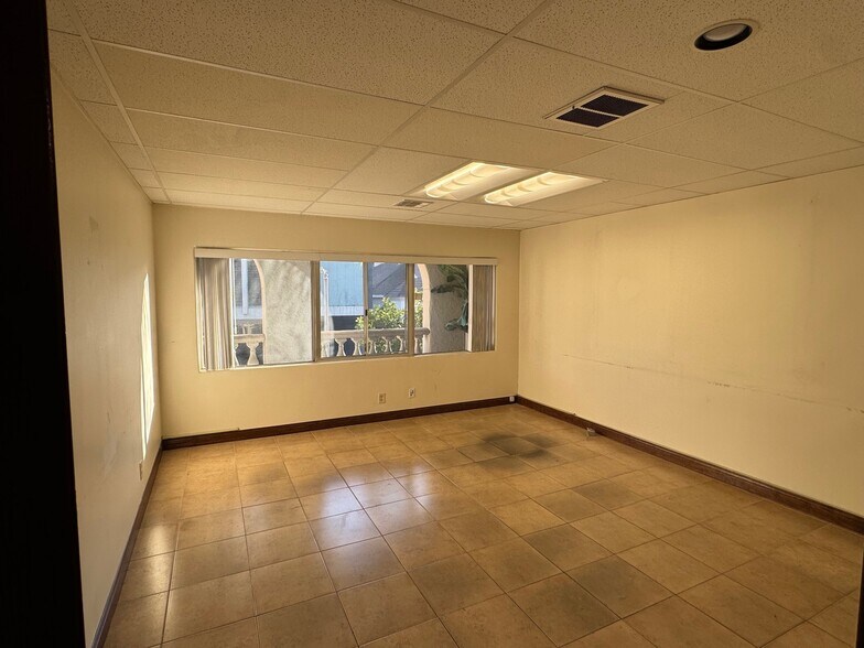 More Photos Of 15915 Ventura Blvd, Encino Office For Sale
