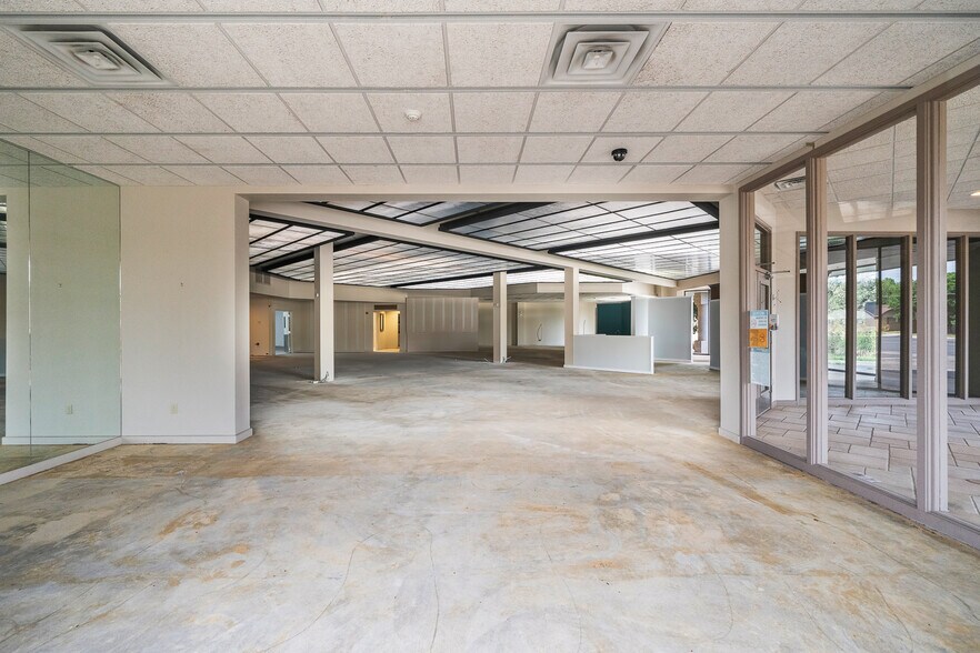 More Photos Of 7705 Quaker Ave, Lubbock Freestanding For Lease