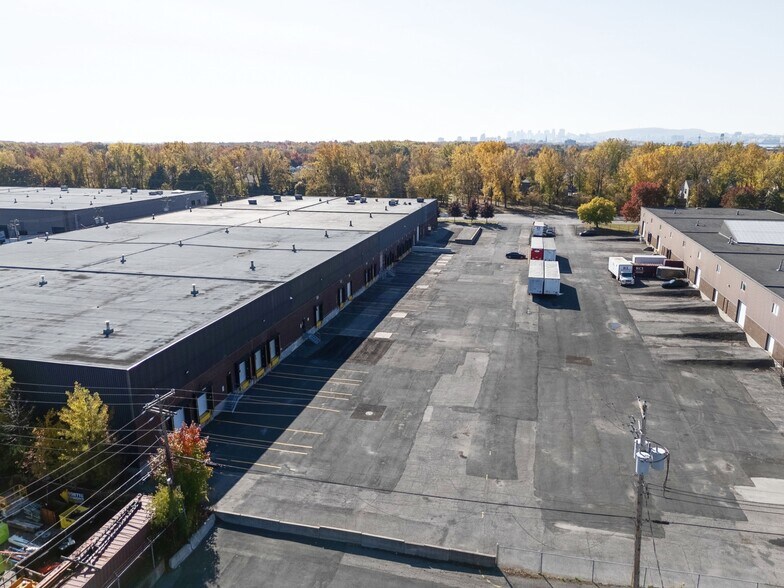 More Photos Of 789-799 Jean-Paul-Vincent, Longueuil Distribution For Lease