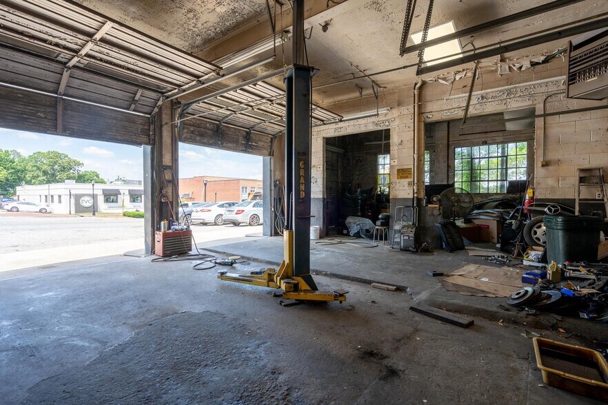 More Photos Of 522 NE Roswell St, Marietta Auto Repair For Sale