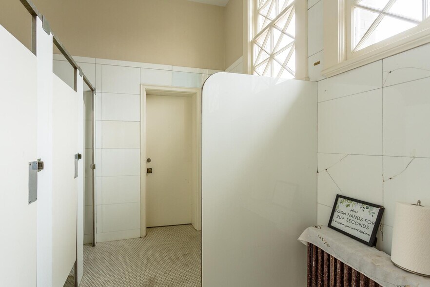 More Photos Of 12 Middlebrook Ave, Staunton Restaurant For Lease