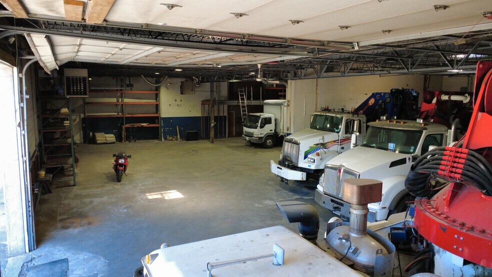 More Photos Of 28 Old Dock Rd, Yaphank Warehouse For Sale