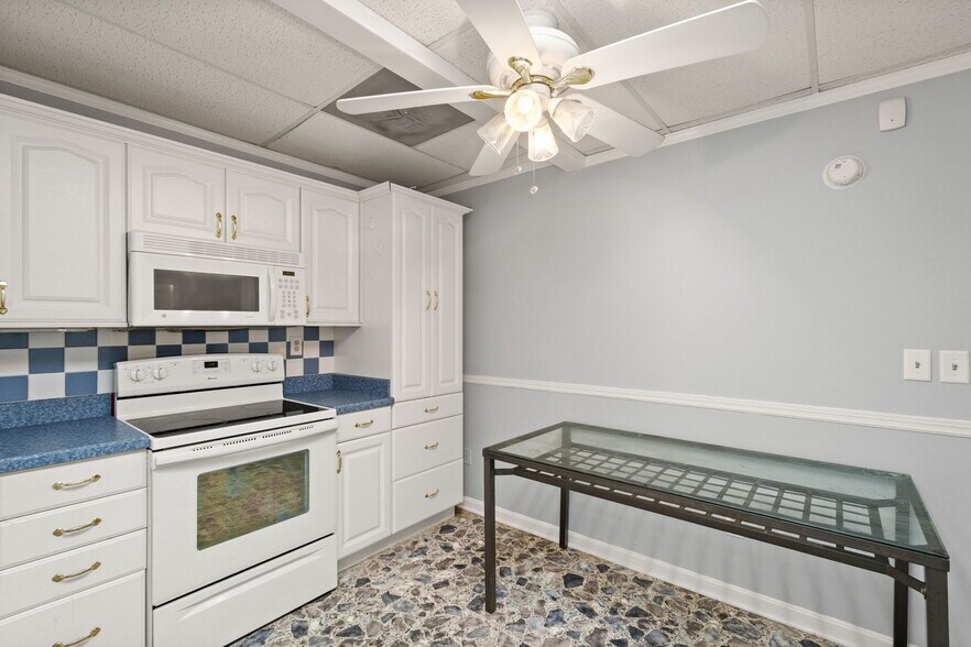 More Photos Of 756 Lakeshore Dr, Scottsburg Flex For Sale
