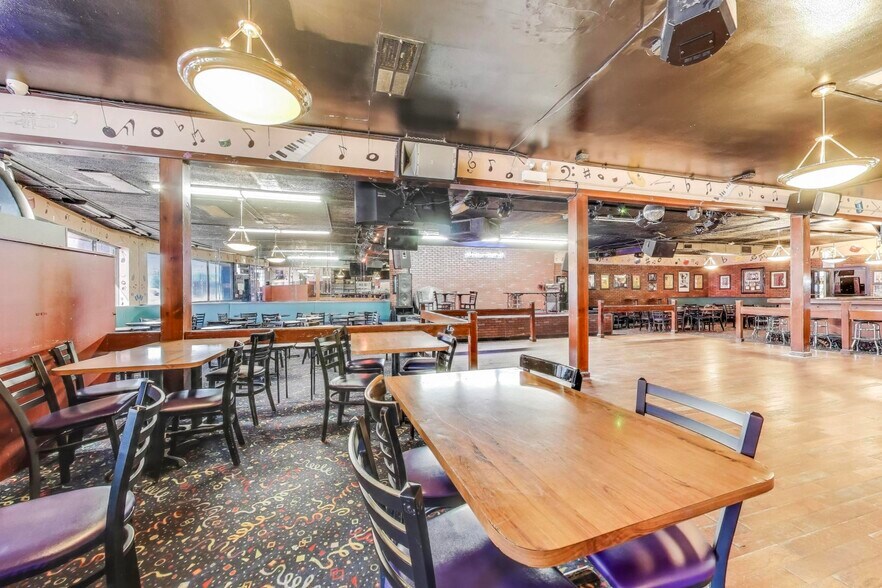 More Photos Of 1715 W Roosevelt Rd, Broadview General Retail For Lease