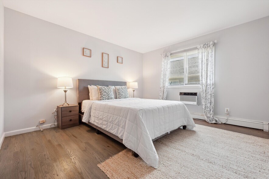 More Photos Of 84 S Emerson Ave, Montauk Hotel For Sale