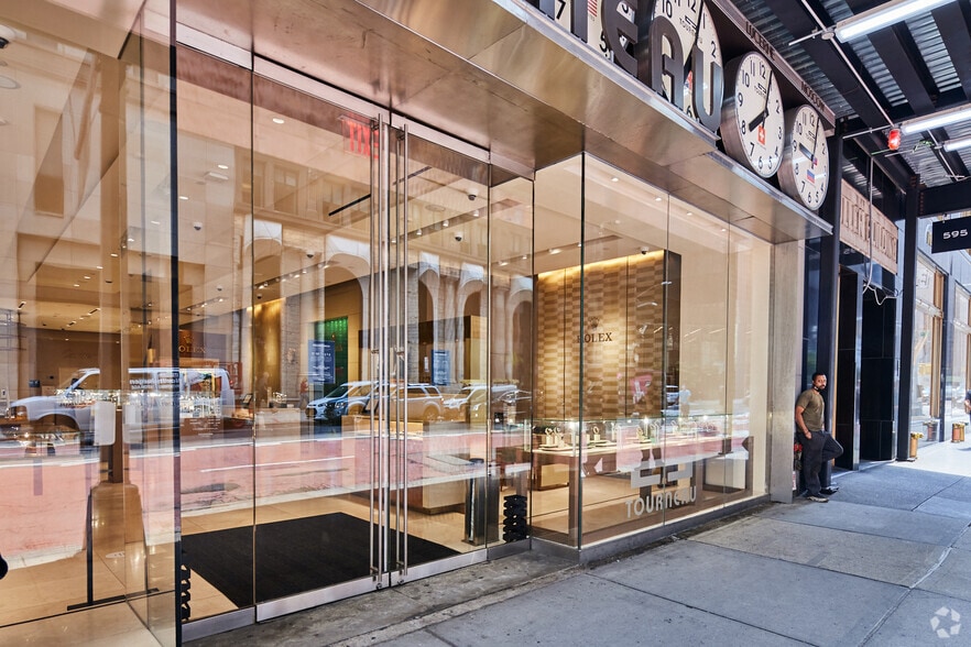 More Photos Of 601 Madison Ave, New York General Retail For Lease