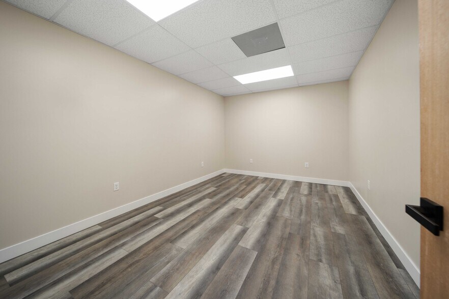 More Photos Of 465 E Palmdale Blvd, Palmdale Loft Creative Space For Lease