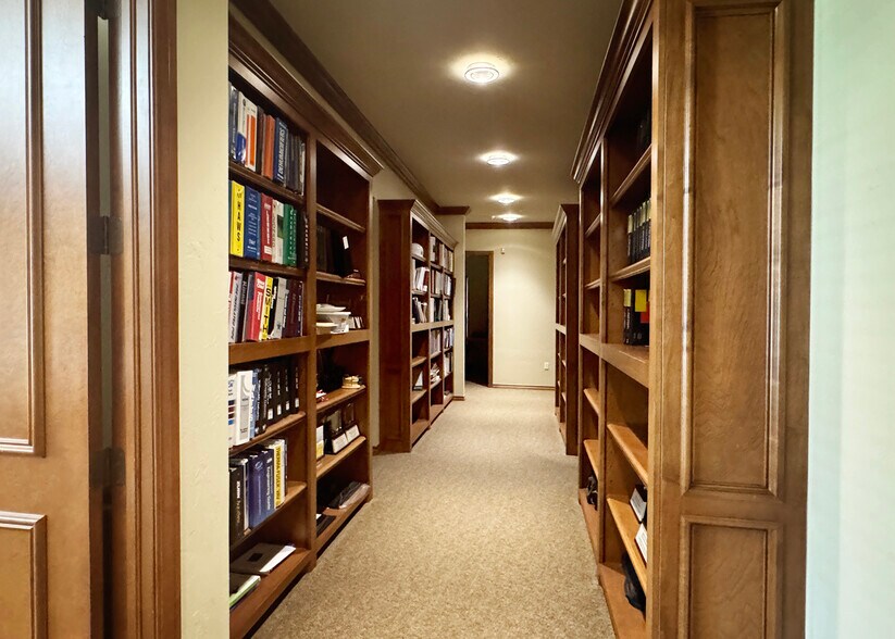 More Photos Of 1425 NW 150th St, Edmond Office For Sale