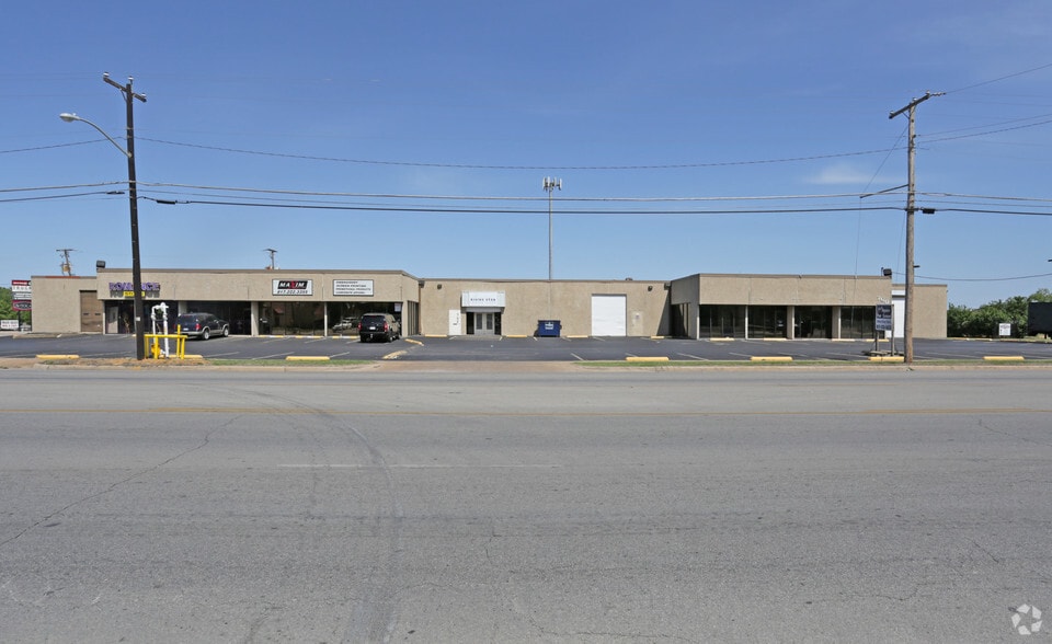 More Photos Of 760-780 N Beach St, Fort Worth Showroom For Lease