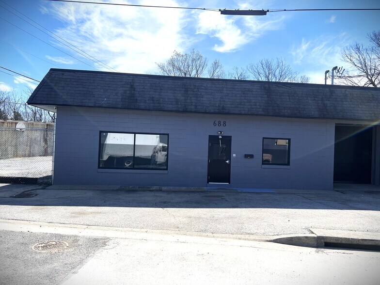 More Photos Of 686 Montgomery Ave, Lexington General Retail For Sale