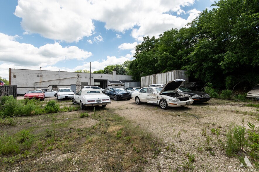 More Photos Of 926 Main St, Lemont Light Distribution For Sale